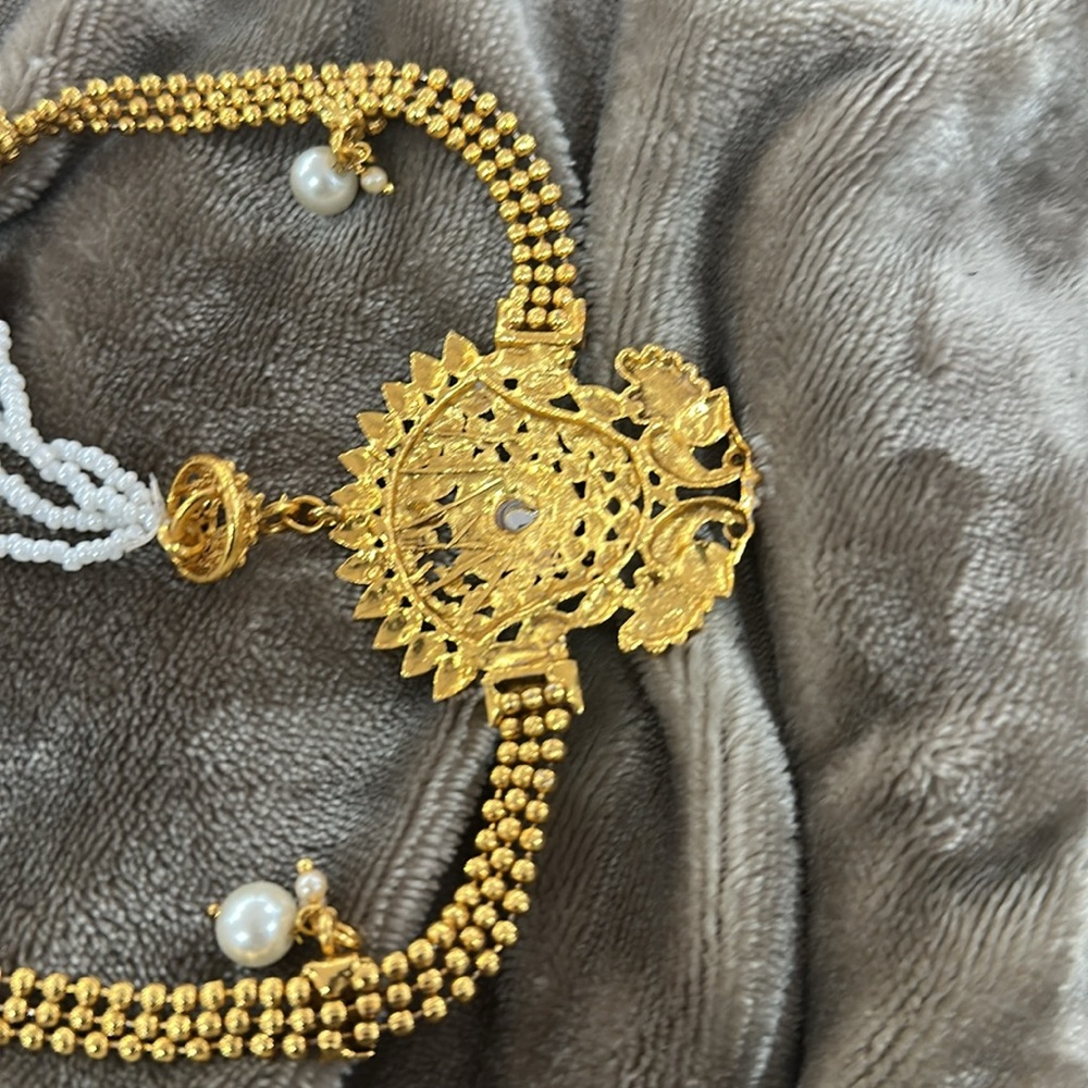 Elegant Gold Necklace with Pearl Accents belt - Picture 4 of 4